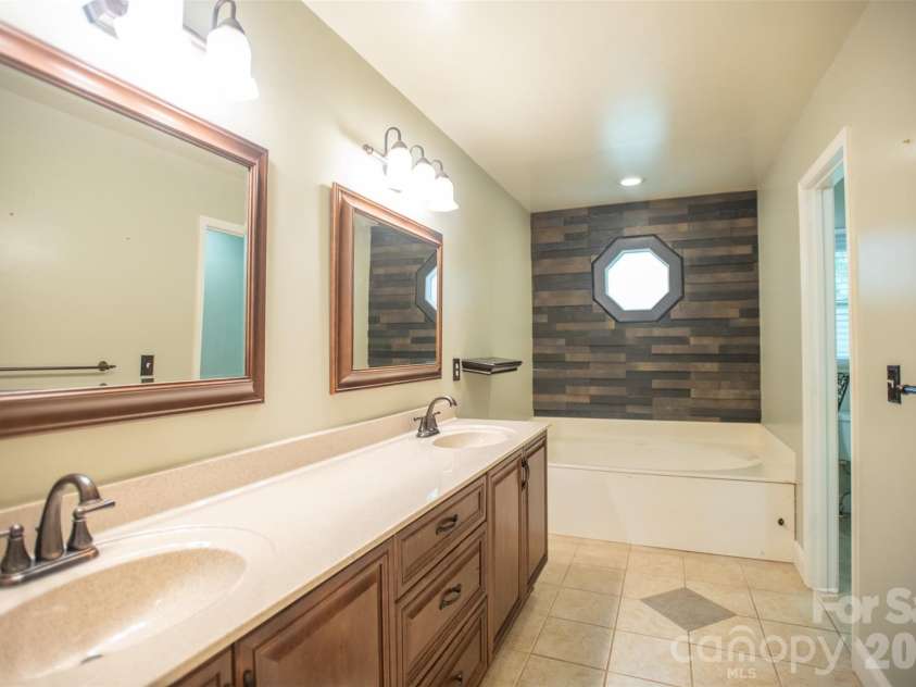 1002 Windsor Drive, Asheville, NC 28803.  MLS# CAR4413516, YatesRealty ID 21960. Primary Bath