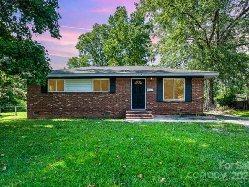 5323 Snow White Lane, Charlotte, NC 28213.  MLS# CAR4274921, YatesRealty ID 21961. 
