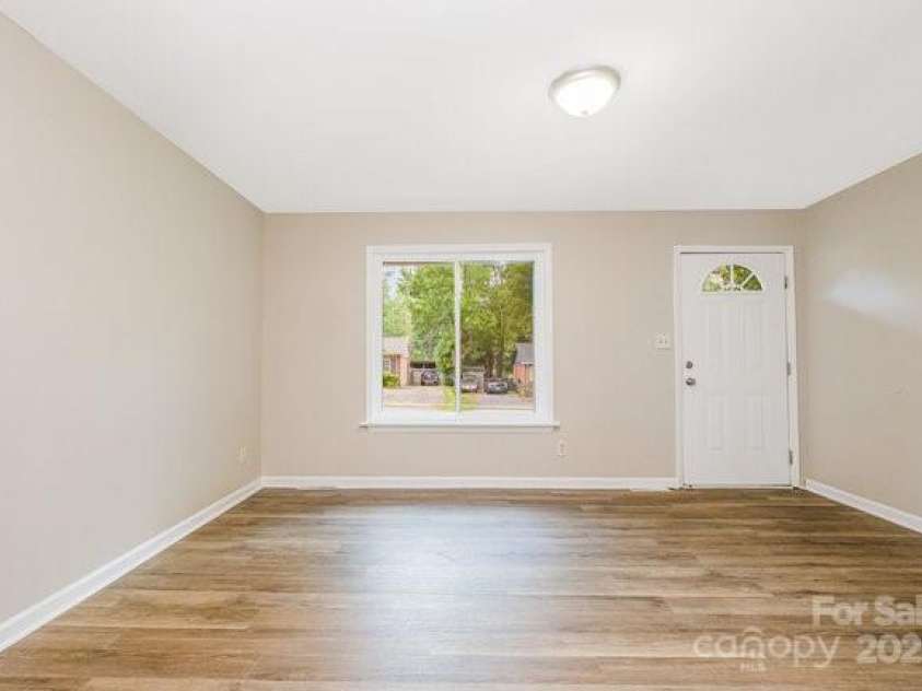 5323 Snow White Lane, Charlotte, NC 28213.  MLS# CAR4274921, YatesRealty ID 21961. 