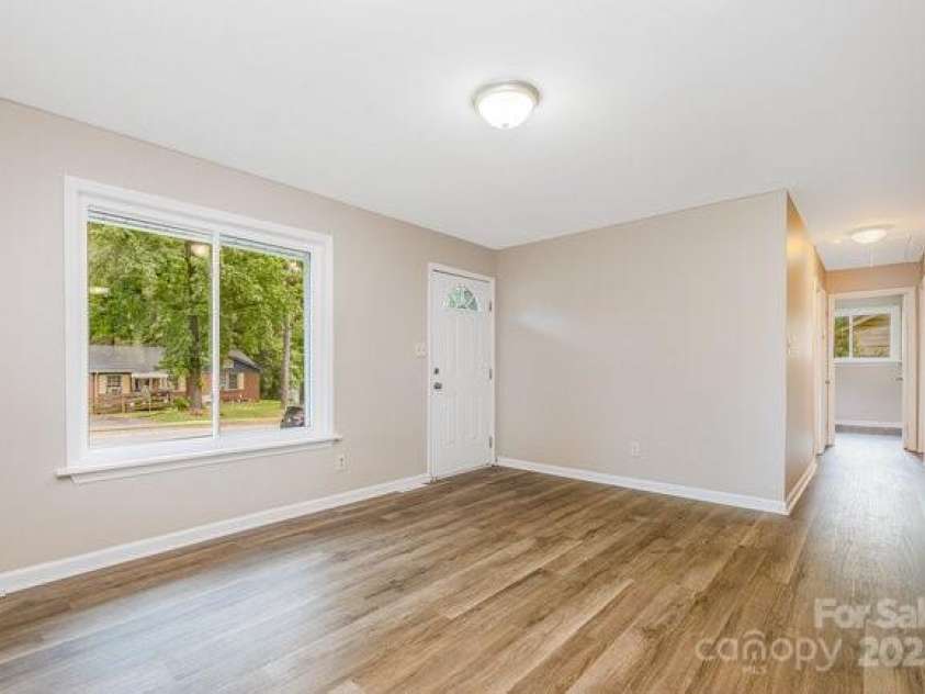 5323 Snow White Lane, Charlotte, NC 28213.  MLS# CAR4274921, YatesRealty ID 21961. 