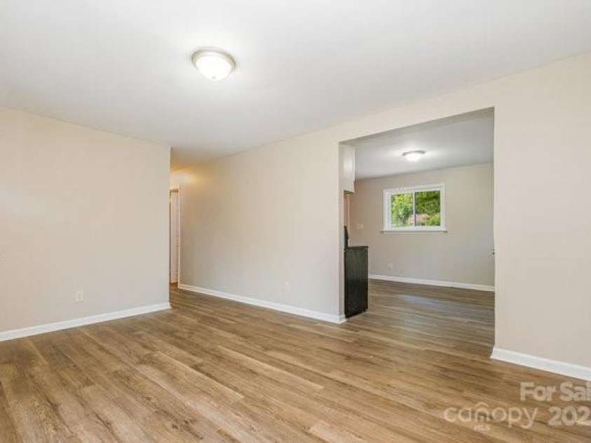 5323 Snow White Lane, Charlotte, NC 28213.  MLS# CAR4274921, YatesRealty ID 21961. 