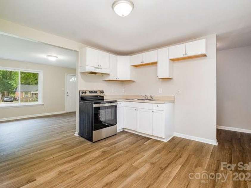 5323 Snow White Lane, Charlotte, NC 28213.  MLS# CAR4274921, YatesRealty ID 21961. 