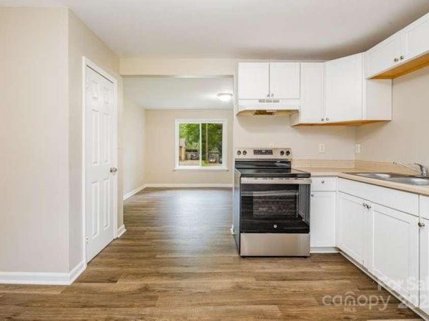 5323 Snow White Lane, Charlotte, NC 28213.  MLS# CAR4274921, YatesRealty ID 21961. 