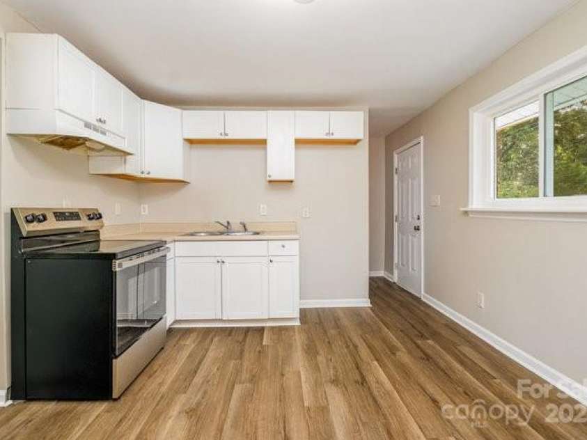 5323 Snow White Lane, Charlotte, NC 28213.  MLS# CAR4274921, YatesRealty ID 21961. 