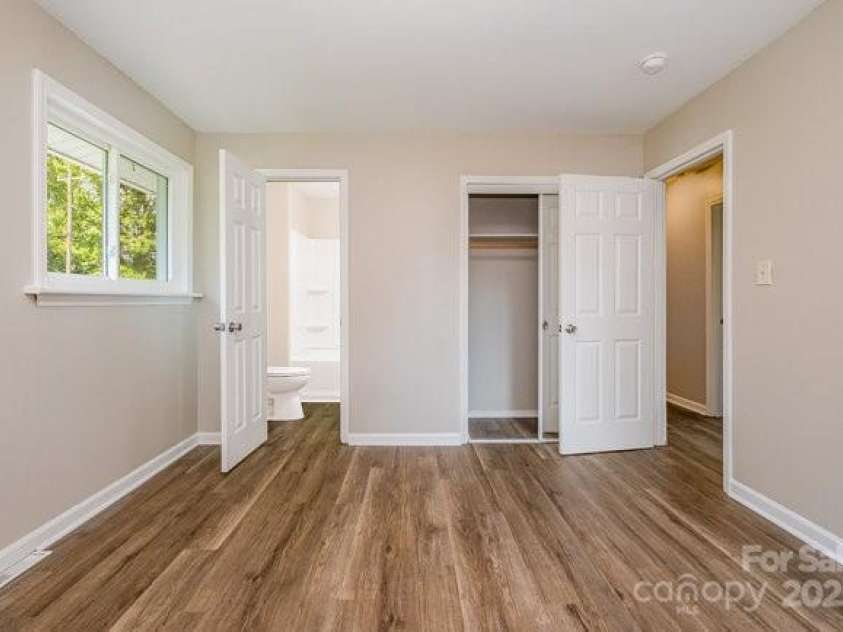 5323 Snow White Lane, Charlotte, NC 28213.  MLS# CAR4274921, YatesRealty ID 21961. 