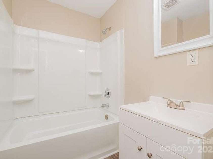 5323 Snow White Lane, Charlotte, NC 28213.  MLS# CAR4274921, YatesRealty ID 21961. 