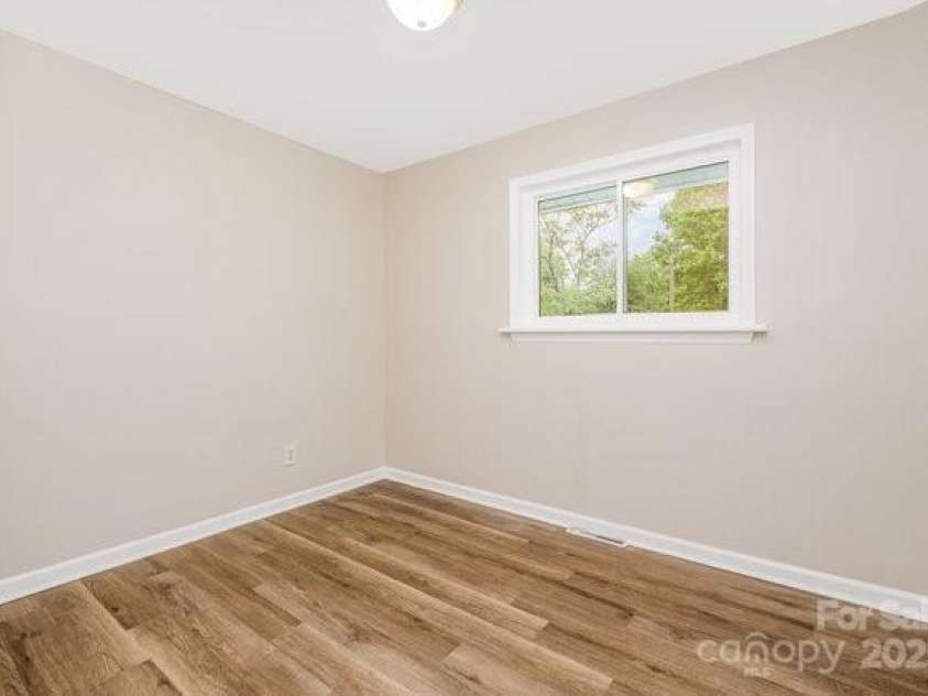 5323 Snow White Lane, Charlotte, NC 28213.  MLS# CAR4274921, YatesRealty ID 21961. 