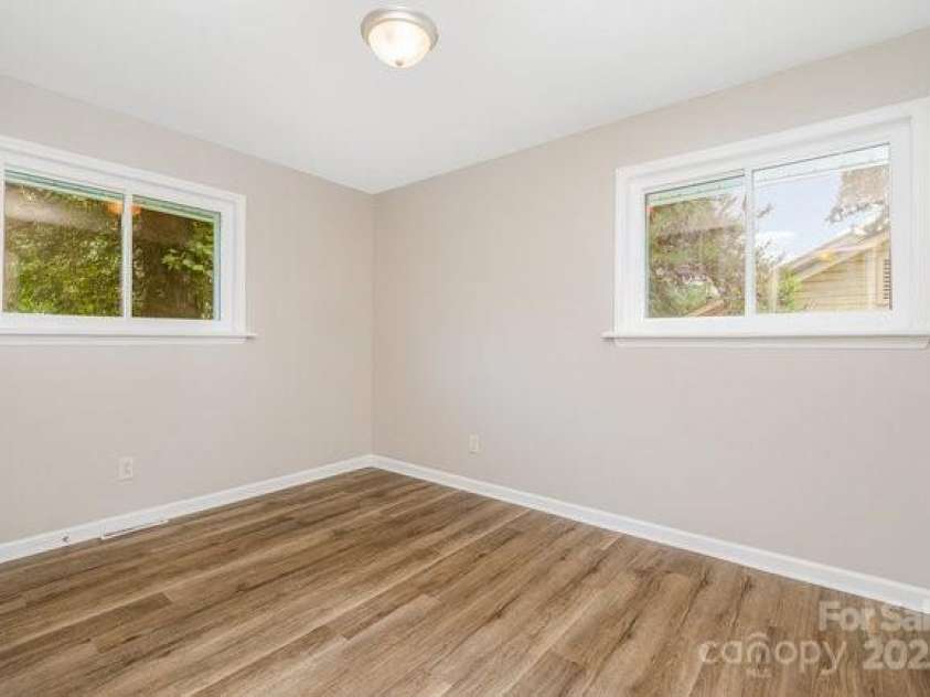 5323 Snow White Lane, Charlotte, NC 28213.  MLS# CAR4274921, YatesRealty ID 21961. 