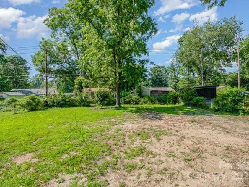 5323 Snow White Lane, Charlotte, NC 28213.  MLS# CAR4274921, YatesRealty ID 21961. 