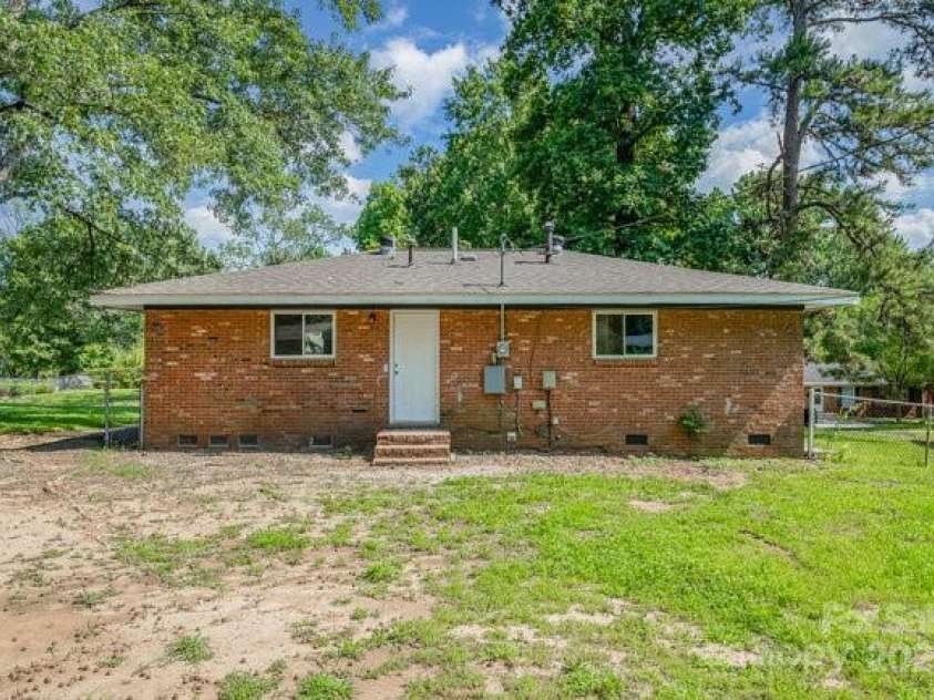 5323 Snow White Lane, Charlotte, NC 28213.  MLS# CAR4274921, YatesRealty ID 21961. 