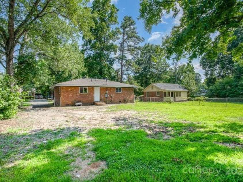 5323 Snow White Lane, Charlotte, NC 28213.  MLS# CAR4274921, YatesRealty ID 21961. 