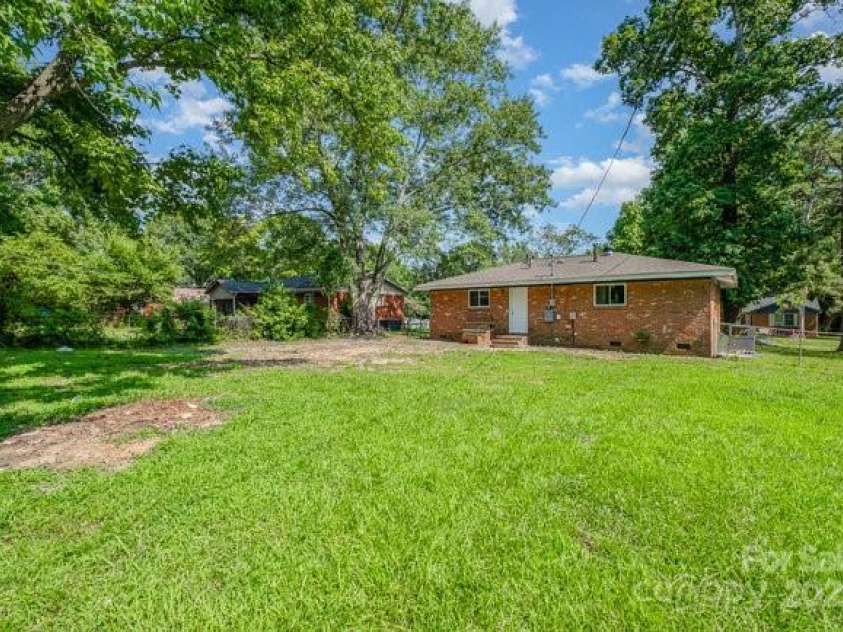 5323 Snow White Lane, Charlotte, NC 28213.  MLS# CAR4274921, YatesRealty ID 21961. 