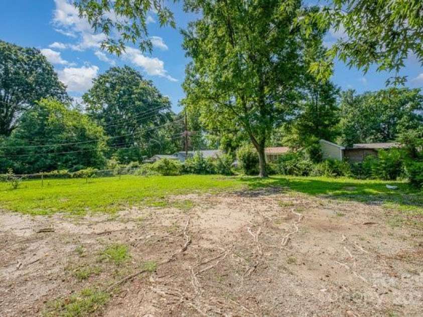 5323 Snow White Lane, Charlotte, NC 28213.  MLS# CAR4274921, YatesRealty ID 21961. 