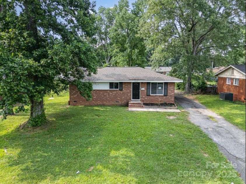 5323 Snow White Lane, Charlotte, NC 28213.  MLS# CAR4274921, YatesRealty ID 21961. 