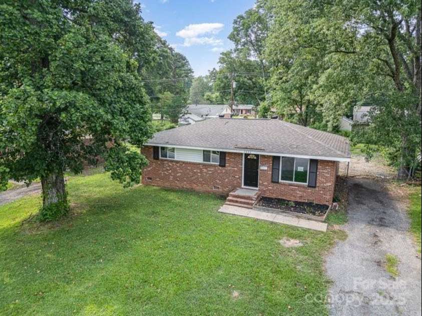 5323 Snow White Lane, Charlotte, NC 28213.  MLS# CAR4274921, YatesRealty ID 21961. 