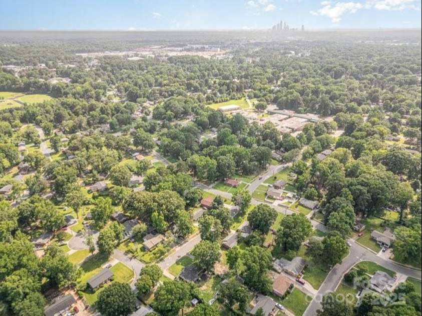 5323 Snow White Lane, Charlotte, NC 28213.  MLS# CAR4274921, YatesRealty ID 21961. 