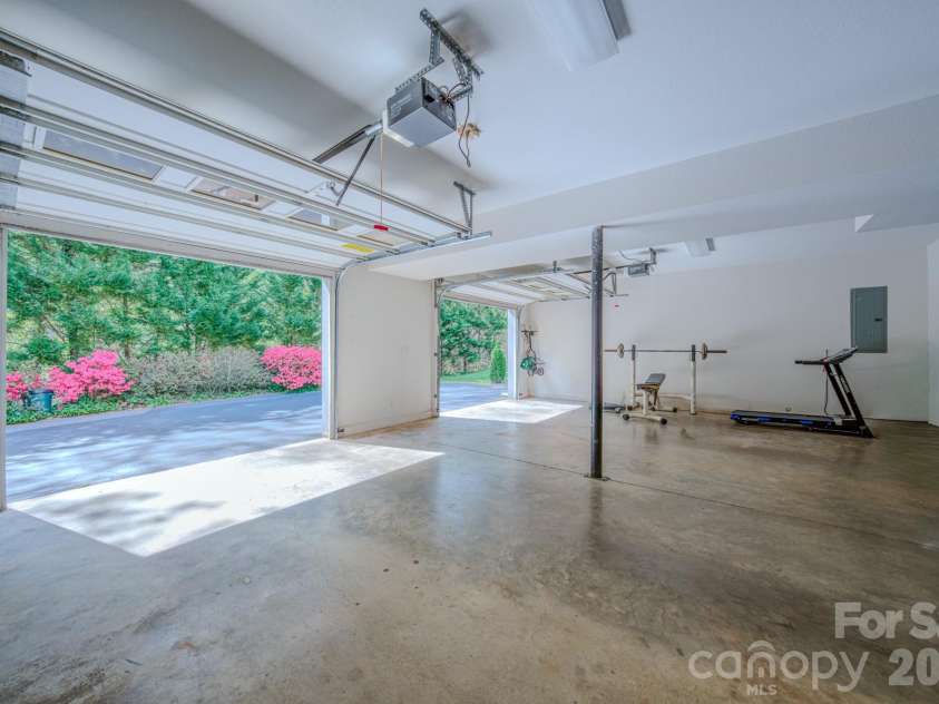 9 Double Eagle Drive, Weaverville, NC 28787.  MLS# CAR4367152, YatesRealty ID 21962. 2 car garage