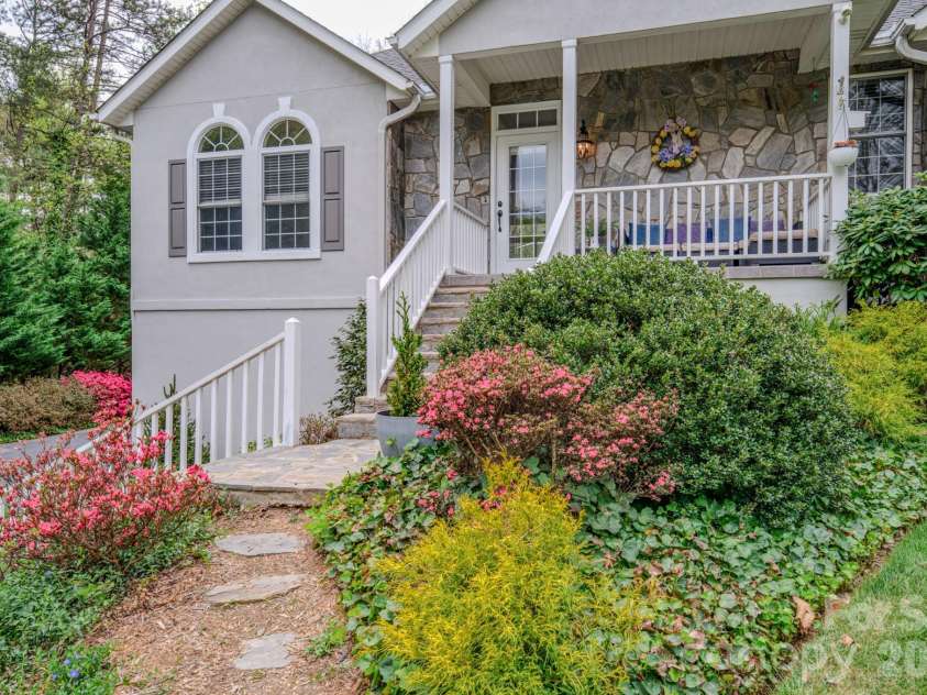 9 Double Eagle Drive, Weaverville, NC 28787.  MLS# CAR4367152, YatesRealty ID 21962. 