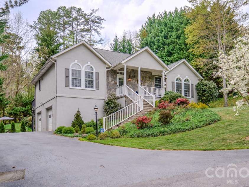 9 Double Eagle Drive, Weaverville, NC 28787.  MLS# CAR4367152, YatesRealty ID 21962. Welcome to 9 Double Eagle!