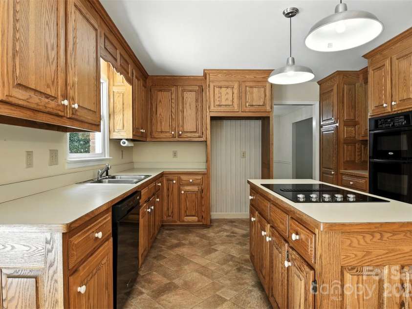 147 35th Avenue, Hickory, NC 28601.  MLS# CAR4259527, YatesRealty ID 21963. 