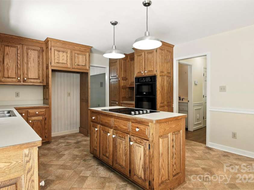 147 35th Avenue, Hickory, NC 28601.  MLS# CAR4259527, YatesRealty ID 21963. 