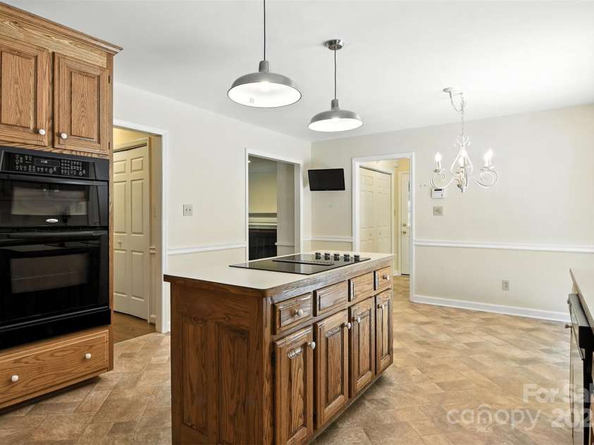 147 35th Avenue, Hickory, NC 28601.  MLS# CAR4259527, YatesRealty ID 21963. 