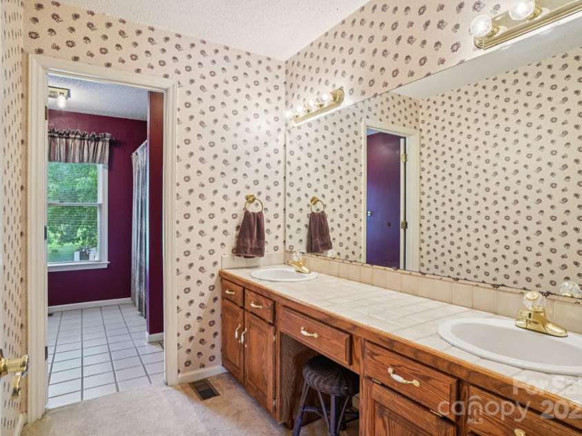 3381 Elaine Avenue, Lincolnton, NC 28092.  MLS# CAR4274962, YatesRealty ID 21964. Main floor bath