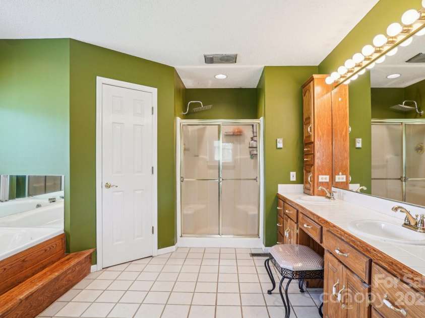 3381 Elaine Avenue, Lincolnton, NC 28092.  MLS# CAR4274962, YatesRealty ID 21964. Primary Bath