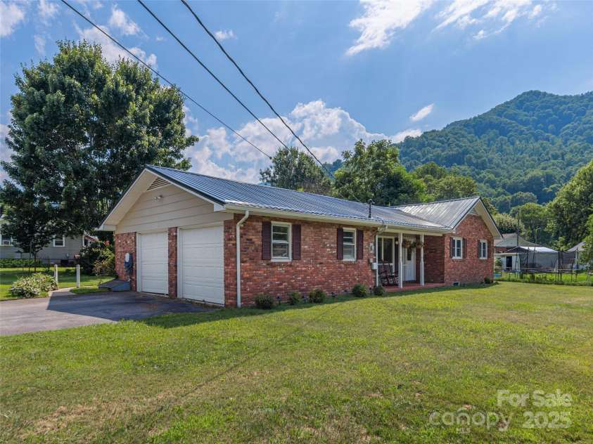10 Estes Drive, Waynesville, NC 28786.  MLS# CAR4265558, YatesRealty ID 21965. 