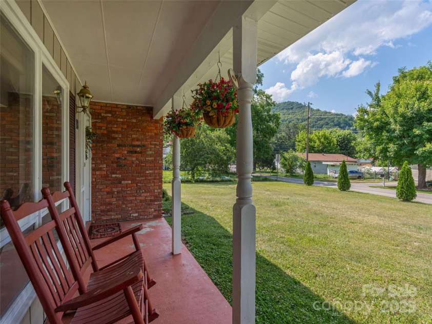 10 Estes Drive, Waynesville, NC 28786.  MLS# CAR4265558, YatesRealty ID 21965. 