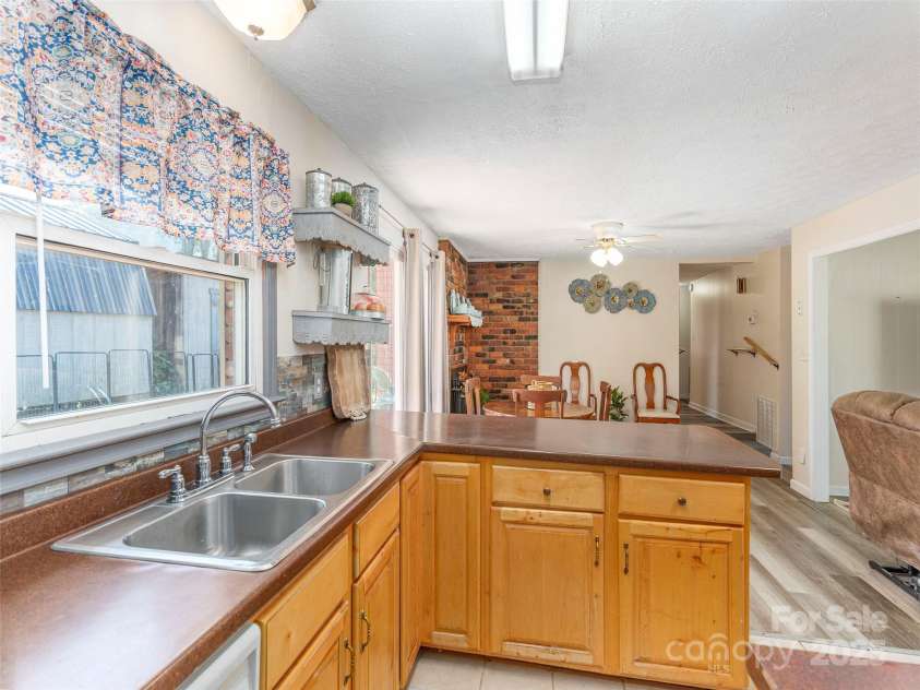 10 Estes Drive, Waynesville, NC 28786.  MLS# CAR4265558, YatesRealty ID 21965. 