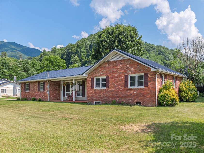 10 Estes Drive, Waynesville, NC 28786.  MLS# CAR4265558, YatesRealty ID 21965. 