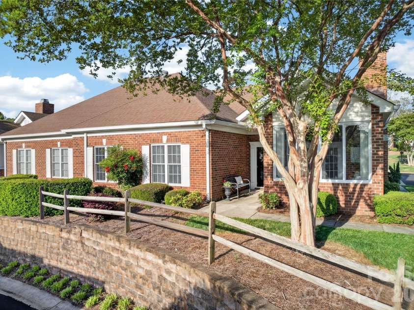 8437 Windsor Ridge Drive, Charlotte, NC 28277.  MLS# CAR4365812, YatesRealty ID 21971. Gorgeously landscaped