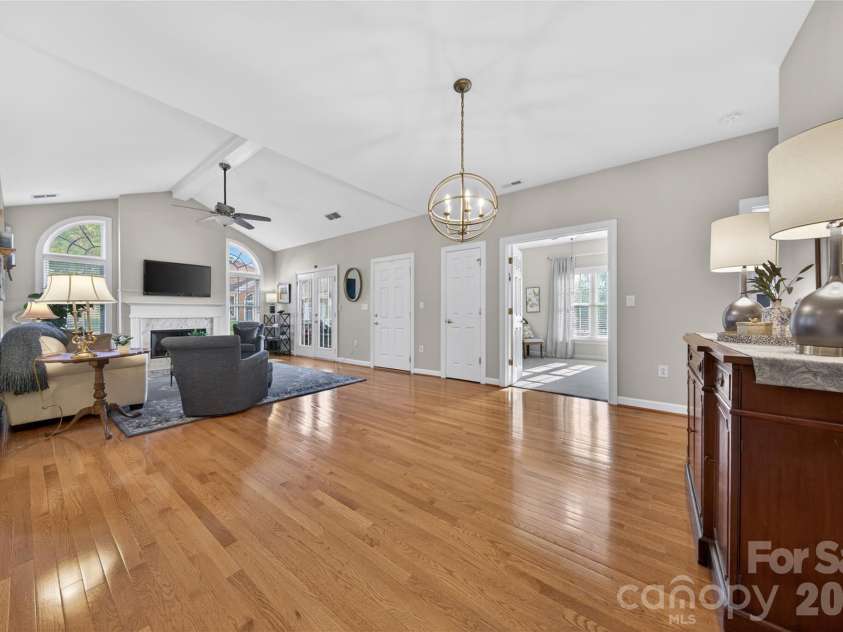 8437 Windsor Ridge Drive, Charlotte, NC 28277.  MLS# CAR4365812, YatesRealty ID 21971. Light and Bright throughout