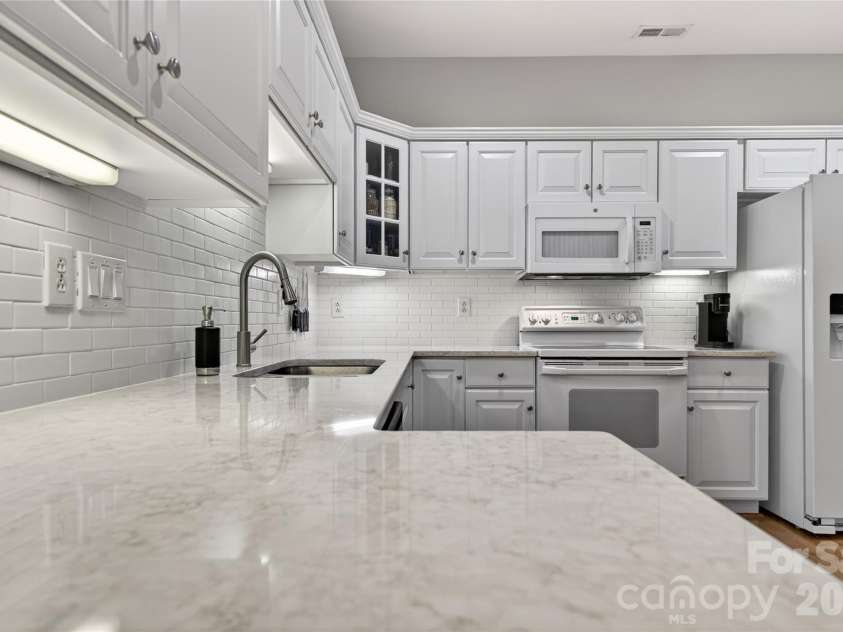 8437 Windsor Ridge Drive, Charlotte, NC 28277.  MLS# CAR4365812, YatesRealty ID 21971. Under cabinet and over cabinet lighting
