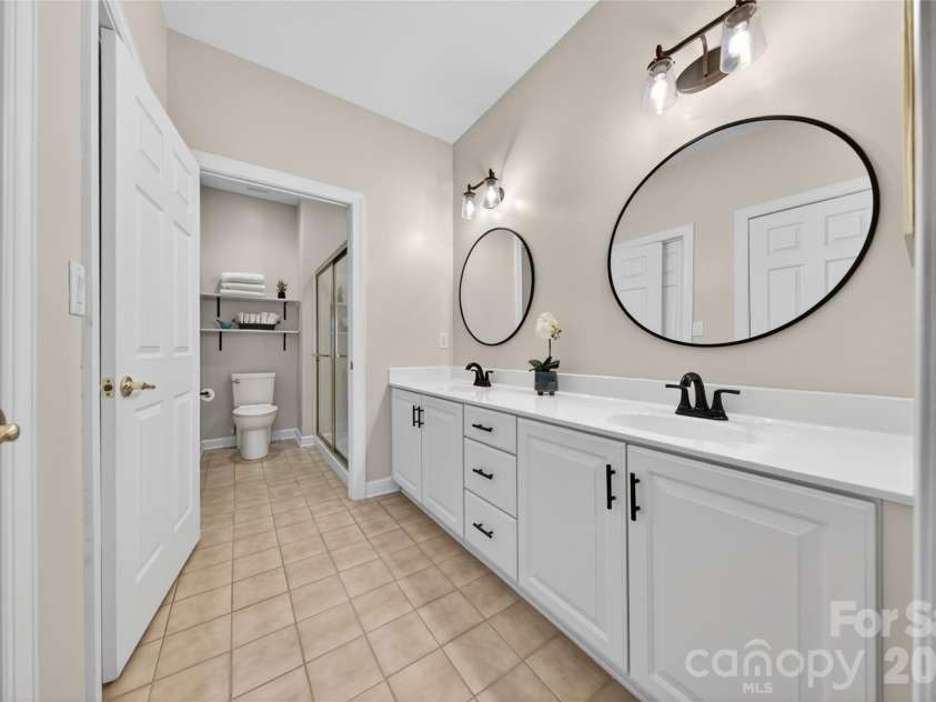 8437 Windsor Ridge Drive, Charlotte, NC 28277.  MLS# CAR4365812, YatesRealty ID 21971. Updated bath!
