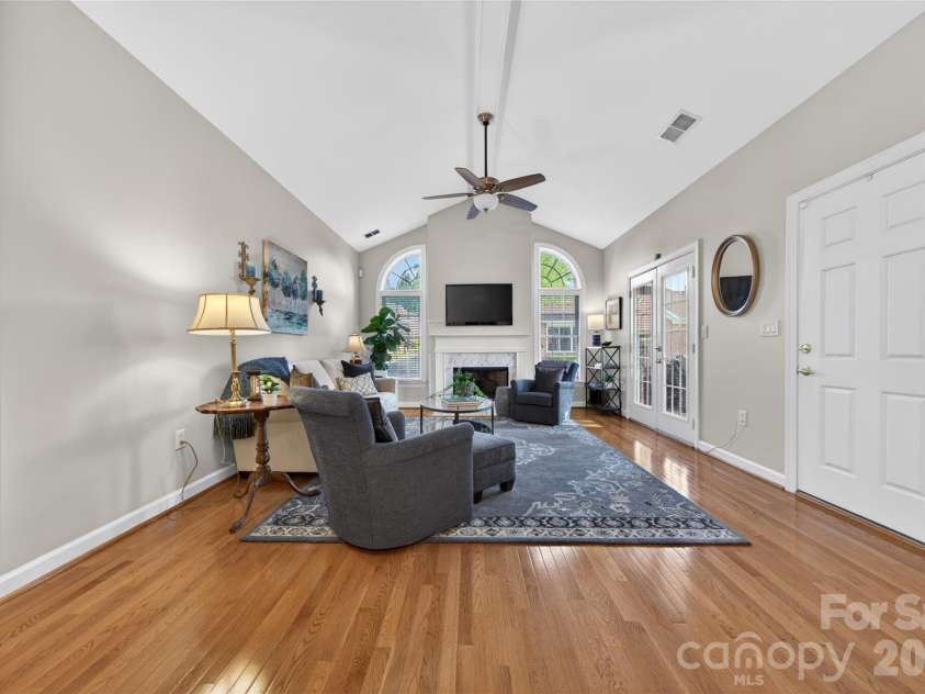 8437 Windsor Ridge Drive, Charlotte, NC 28277.  MLS# CAR4365812, YatesRealty ID 21971. Volume Ceilings
