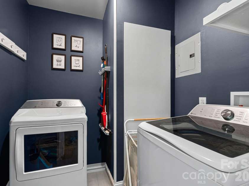 1036 Cutler Place, Charlotte, NC 28205.  MLS# CAR4407872, YatesRealty ID 21978. Laundryroom