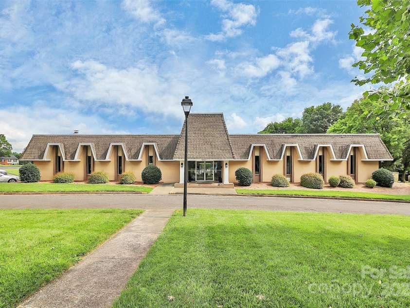 8062 Knights Bridge Road, Charlotte, NC 28210.  MLS# CAR4274826, YatesRealty ID 21978. 