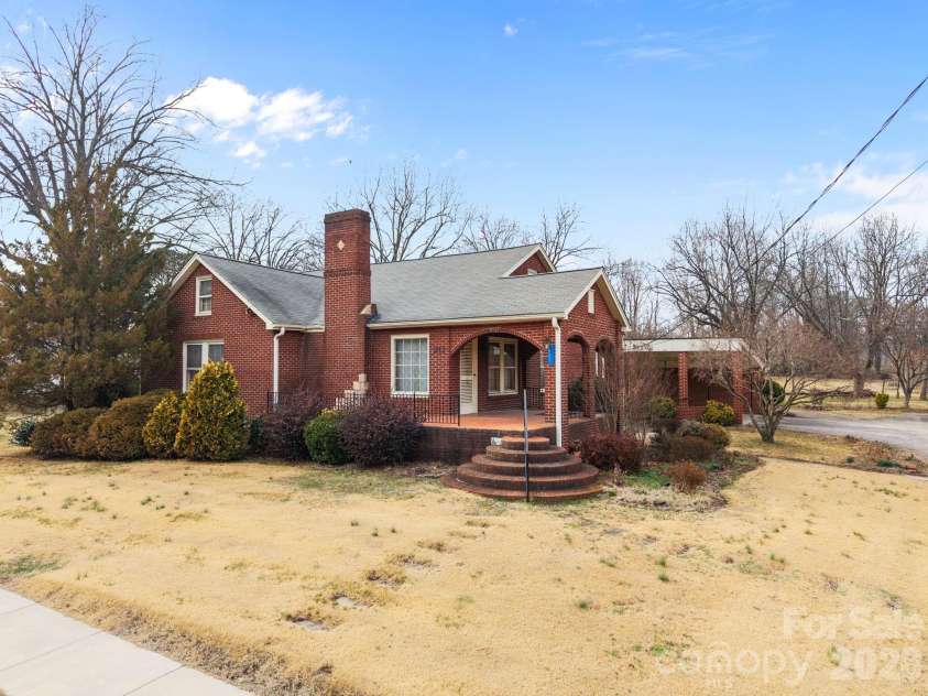 911 Long ES Street, Salisbury, NC 28144.  MLS# CAR4350433, YatesRealty ID 2198. 
