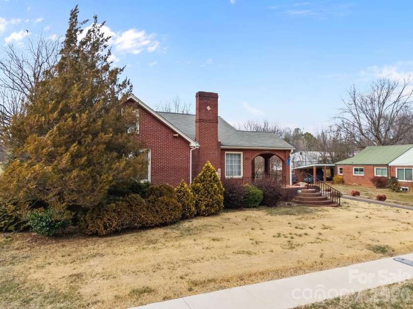 911 Long ES Street, Salisbury, NC 28144.  MLS# CAR4350433, YatesRealty ID 2198. 