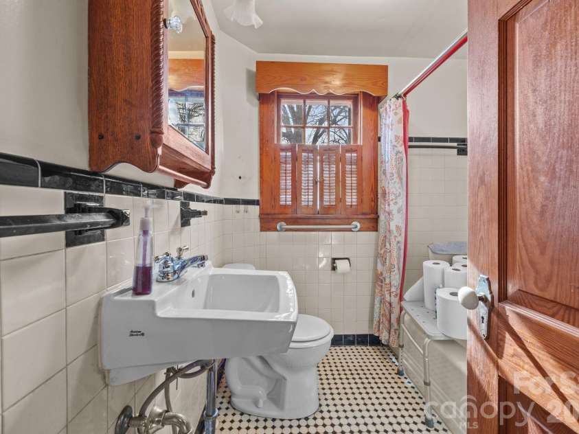 911 Long ES Street, Salisbury, NC 28144.  MLS# CAR4350433, YatesRealty ID 2198. 