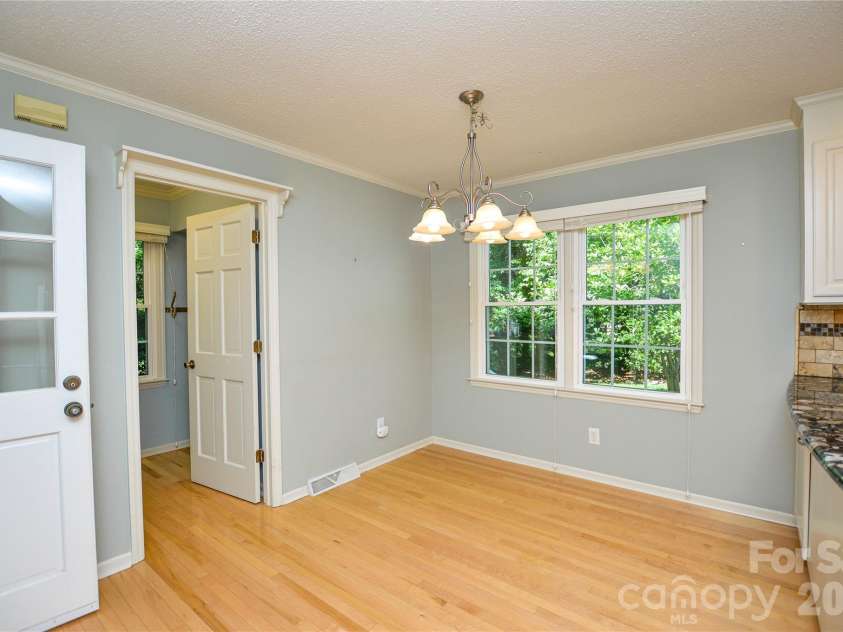 2922 Butter Churn Lane, Matthews, NC 28105.  MLS# CAR4361303, YatesRealty ID 21985. Breakfast area in kitchen 