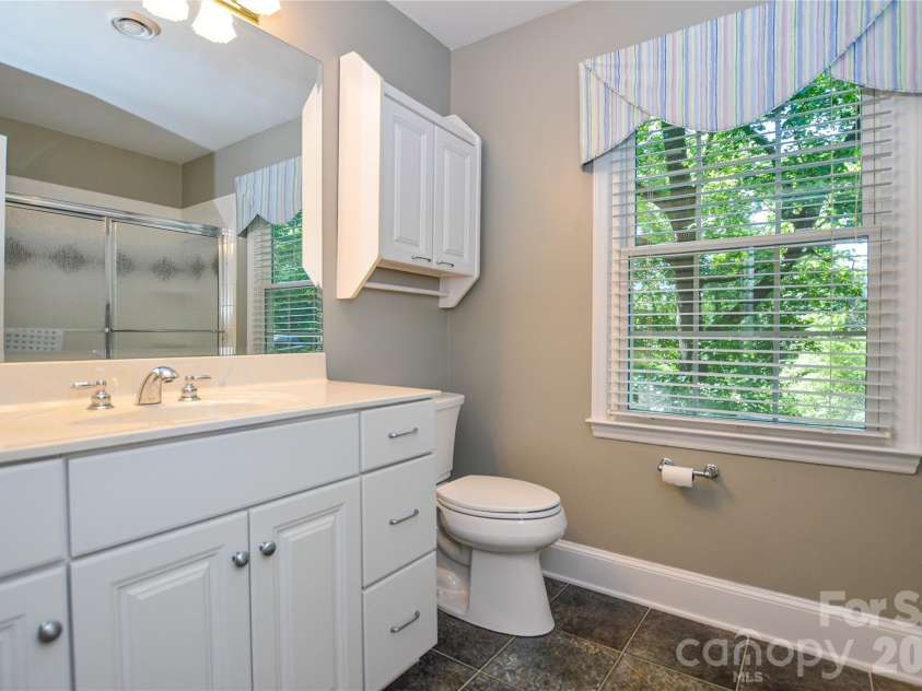 2922 Butter Churn Lane, Matthews, NC 28105.  MLS# CAR4361303, YatesRealty ID 21985. Upstairs Bath 