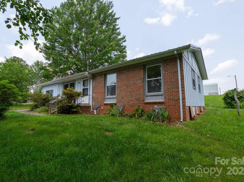 14 Kirby Place, Asheville, NC 28806.  MLS# CAR4244803, YatesRealty ID 21986. 