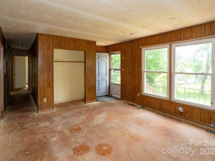 14 Kirby Place, Asheville, NC 28806.  MLS# CAR4244803, YatesRealty ID 21986. 