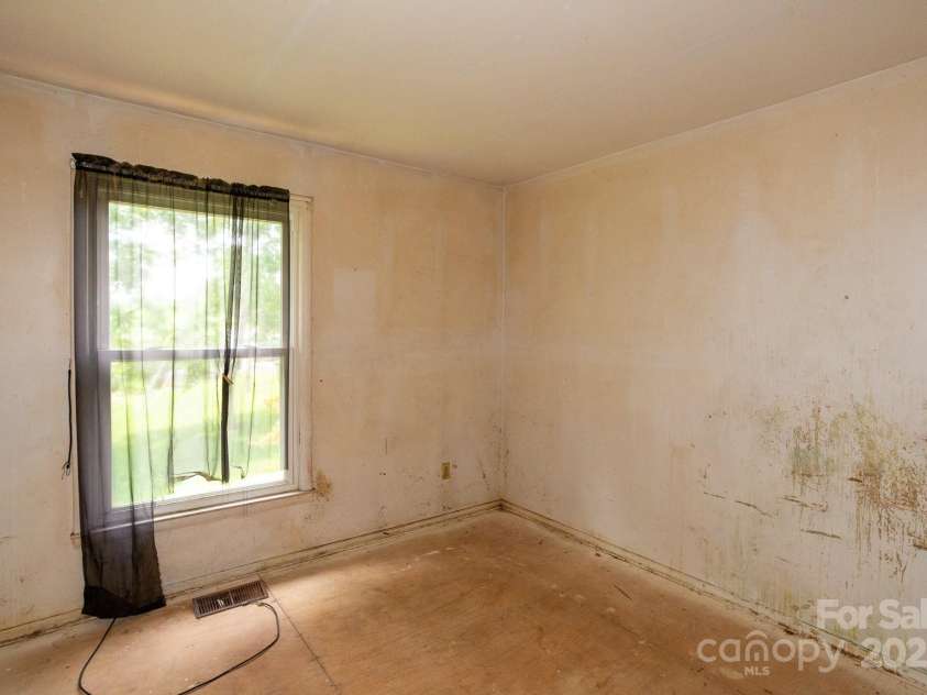 14 Kirby Place, Asheville, NC 28806.  MLS# CAR4244803, YatesRealty ID 21986. 