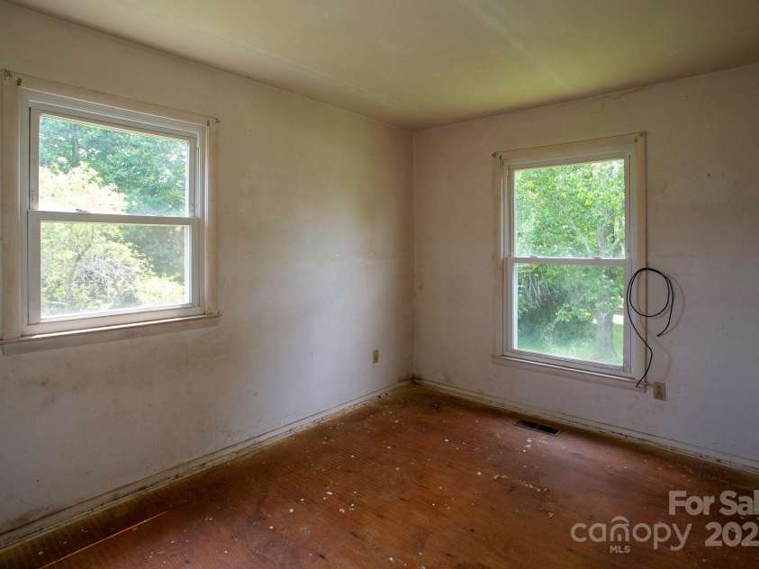 14 Kirby Place, Asheville, NC 28806.  MLS# CAR4244803, YatesRealty ID 21986. 