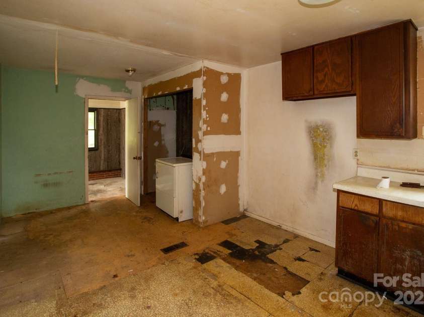 14 Kirby Place, Asheville, NC 28806.  MLS# CAR4244803, YatesRealty ID 21986. 