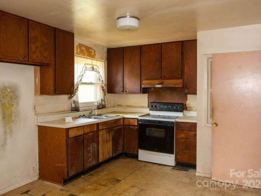 14 Kirby Place, Asheville, NC 28806.  MLS# CAR4244803, YatesRealty ID 21986. 